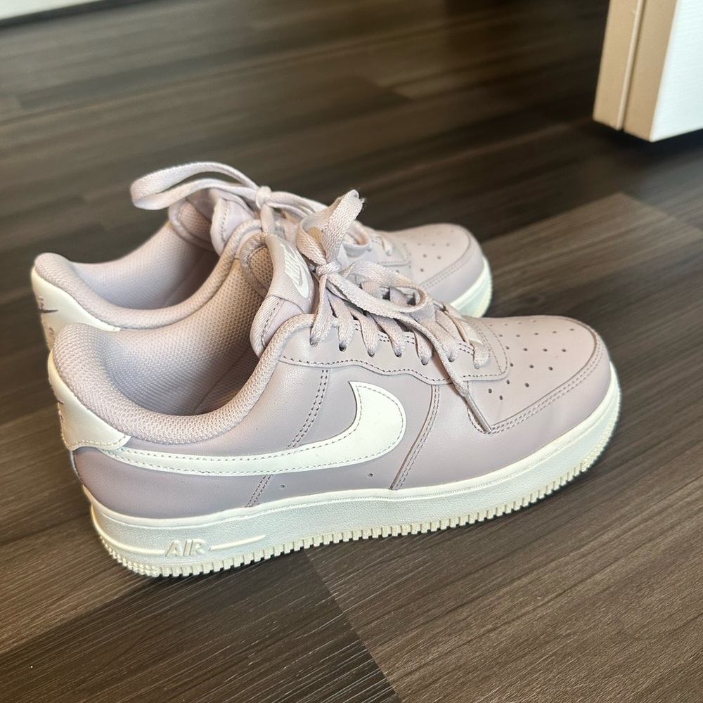Women’s Nike Air Force 1 size 8